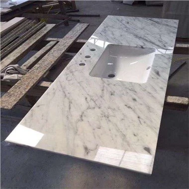 Kċina abjad b'Countertops ta 'l-irħam abjad
